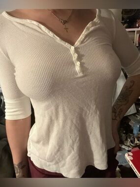 Gap white henley scoop neck half sleeve top